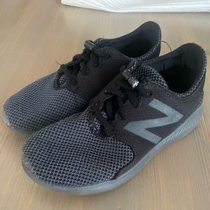 BOYS NEW BALANCE SIZE 1 YOUTH